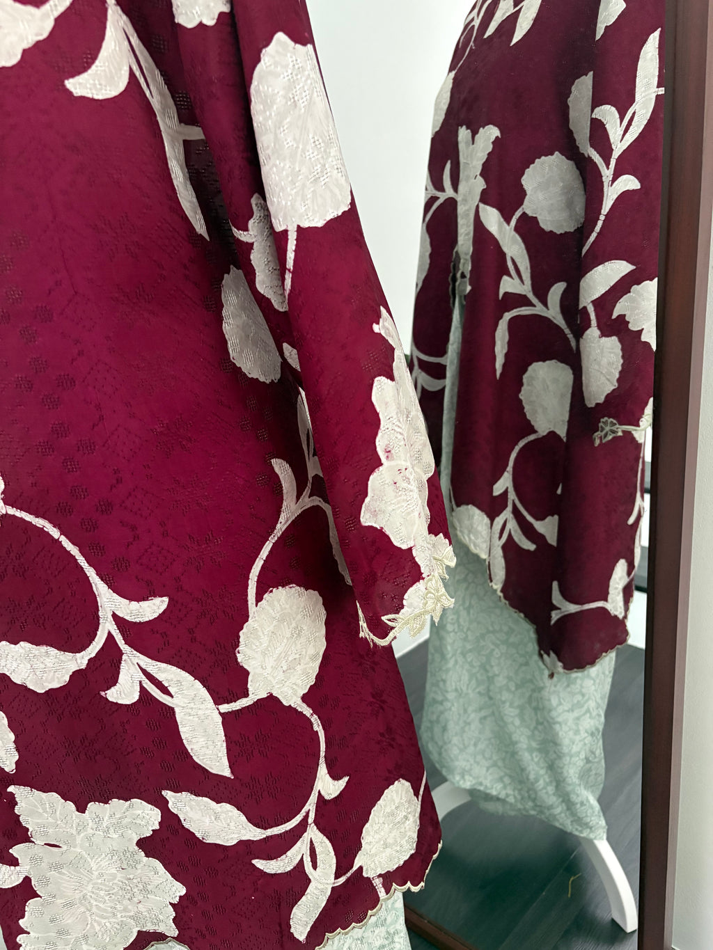 Kebaya Lea (Maroon Mint)