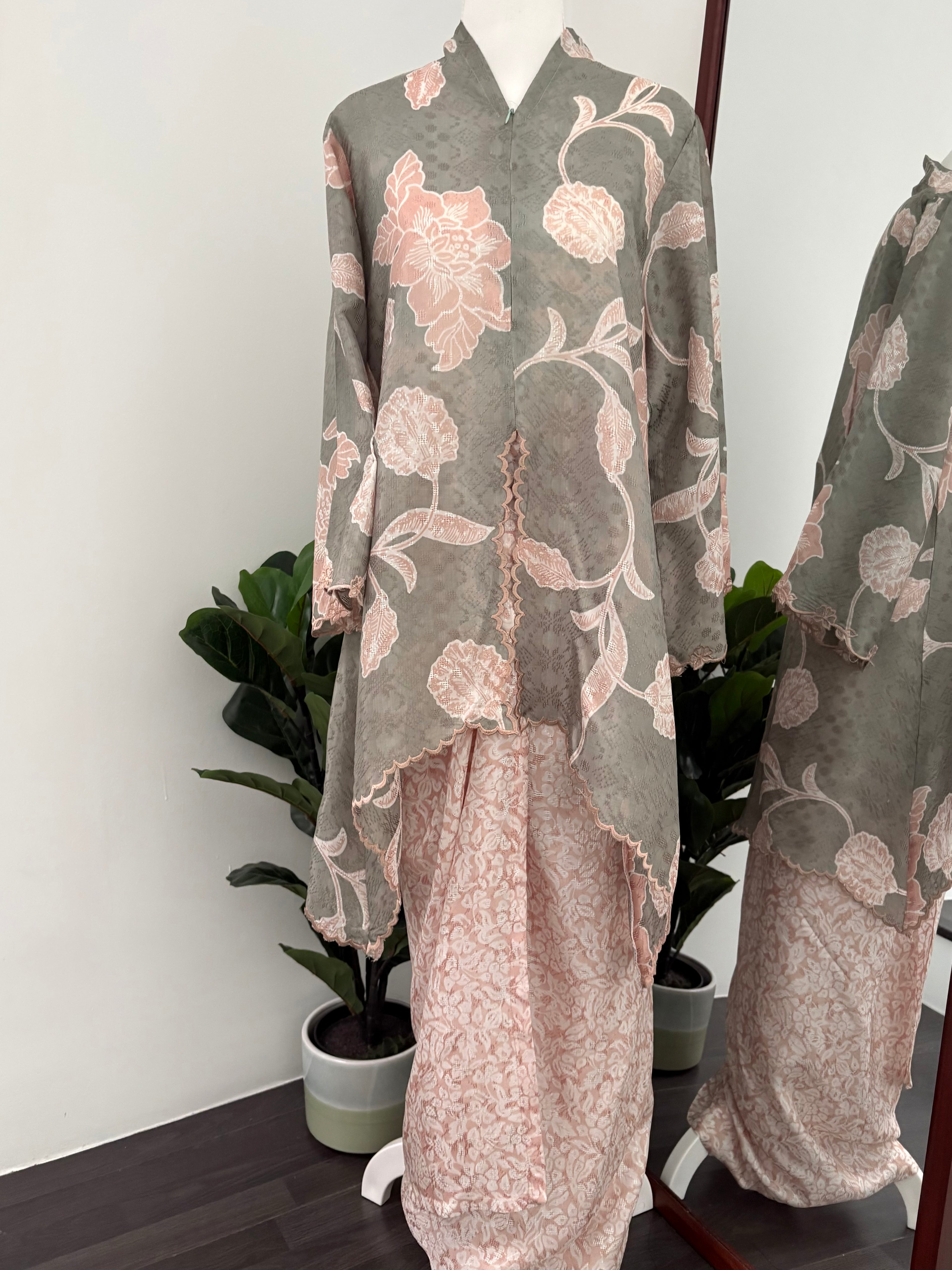 Kebaya Lea (Sage Nude)