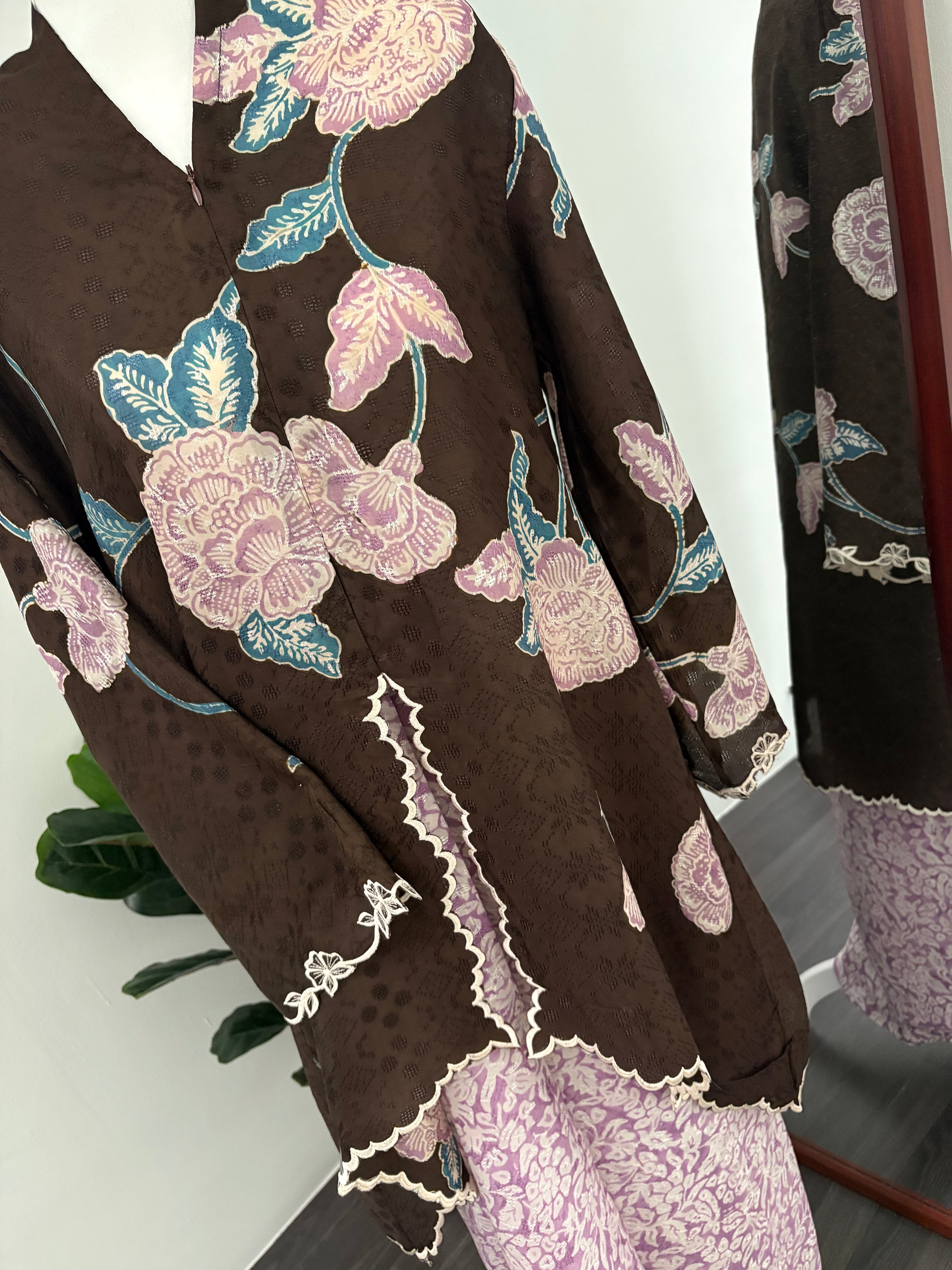 Kebaya Lea (Rich Brown Lilac)