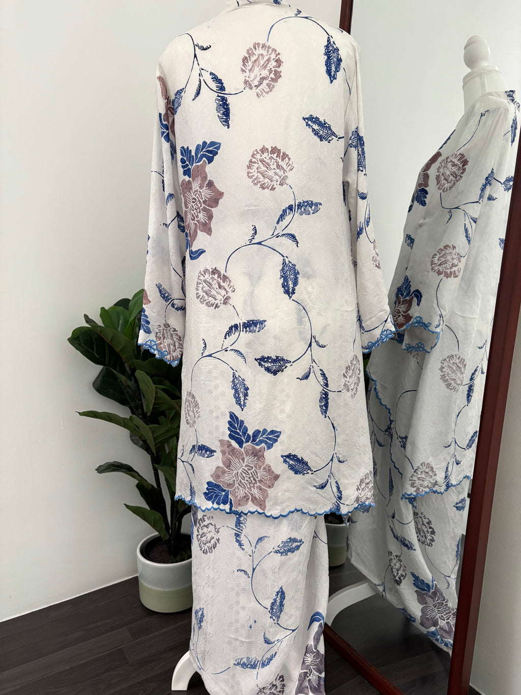 Kebaya Lea (White Blue)