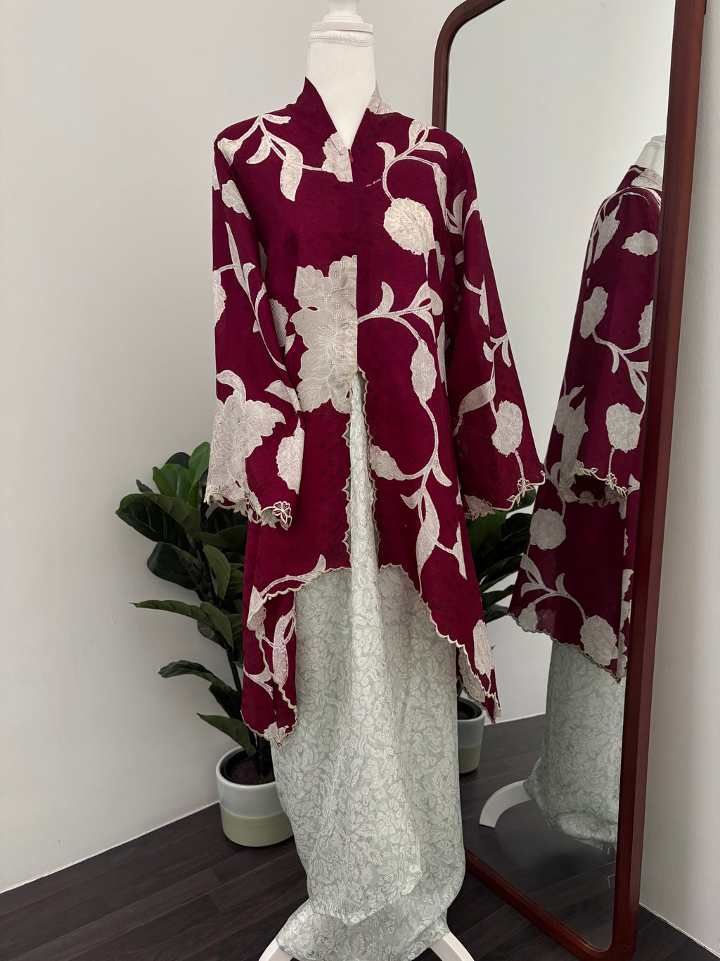 Kebaya Lea (Maroon Mint)