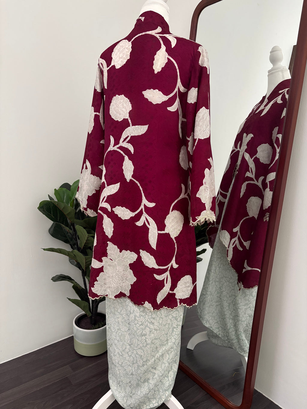 Kebaya Lea (Maroon Mint)