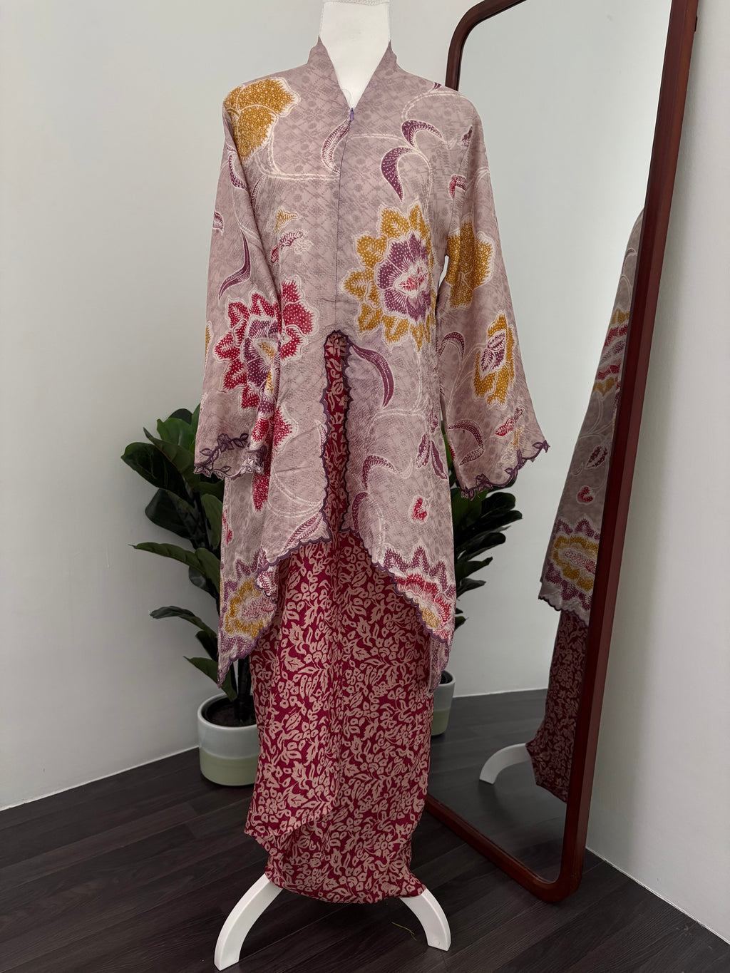 Kebaya Lea (Lilac Red)