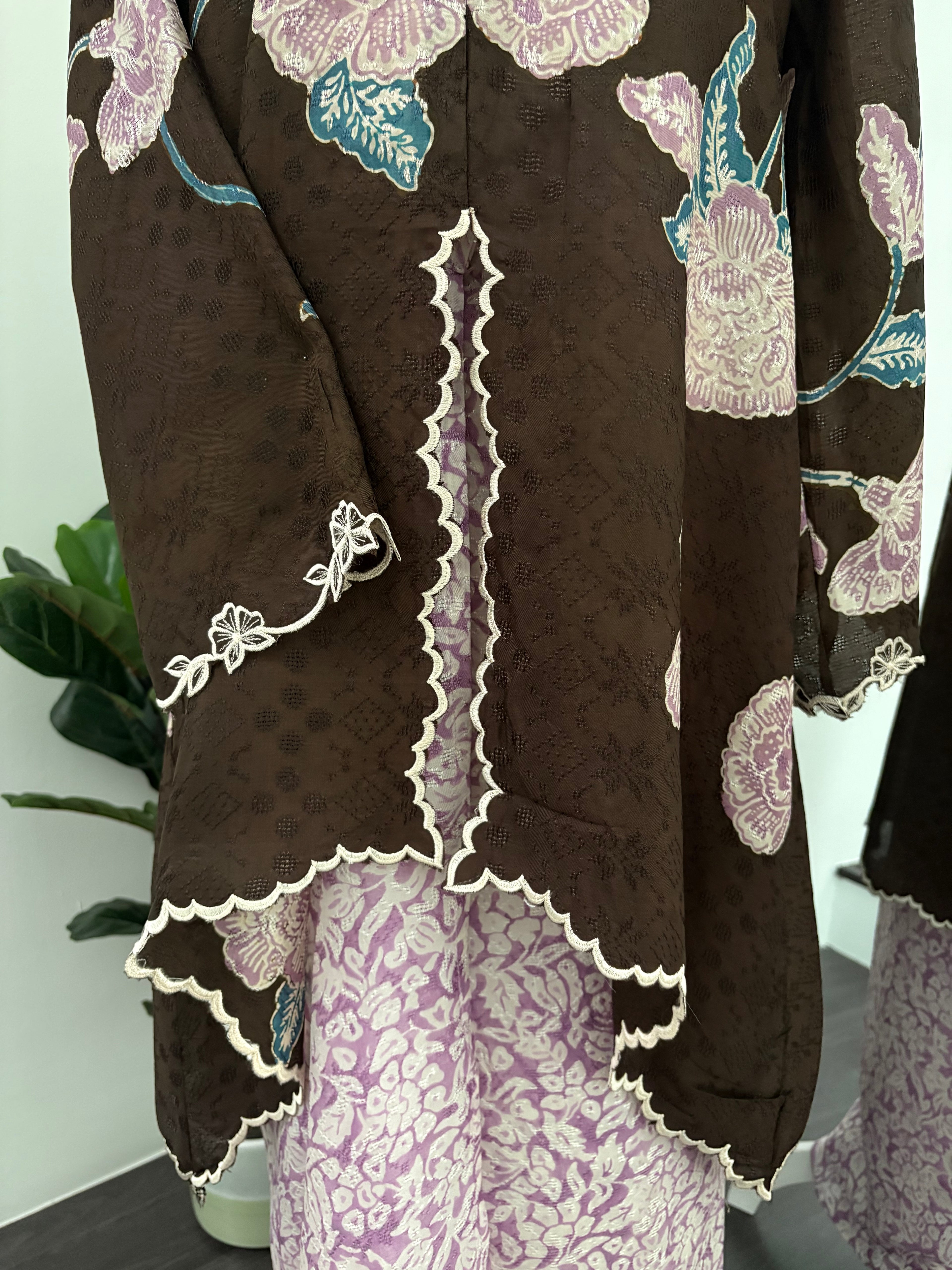 Kebaya Lea (Rich Brown Lilac)