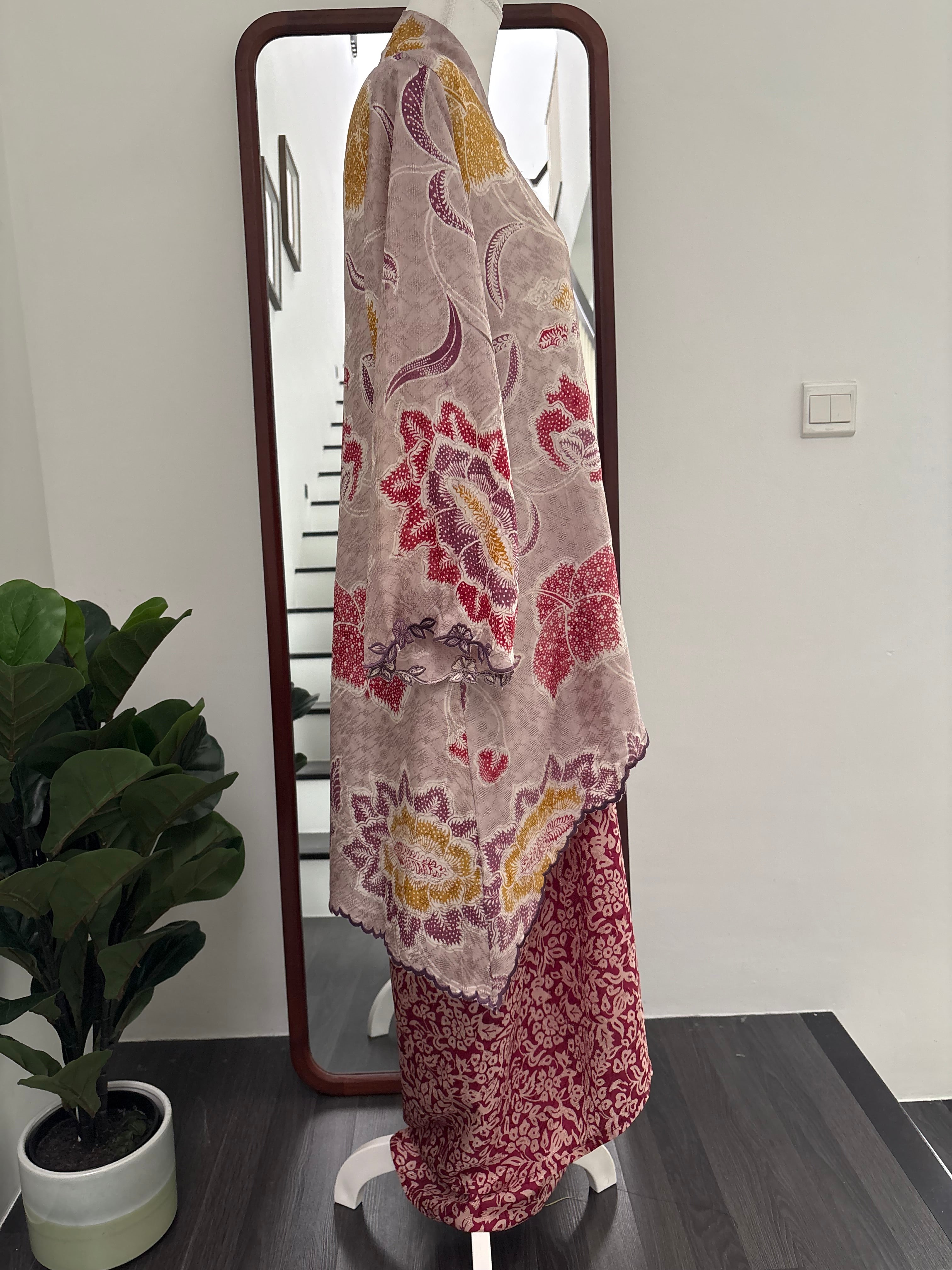 Kebaya Lea (Lilac Red)