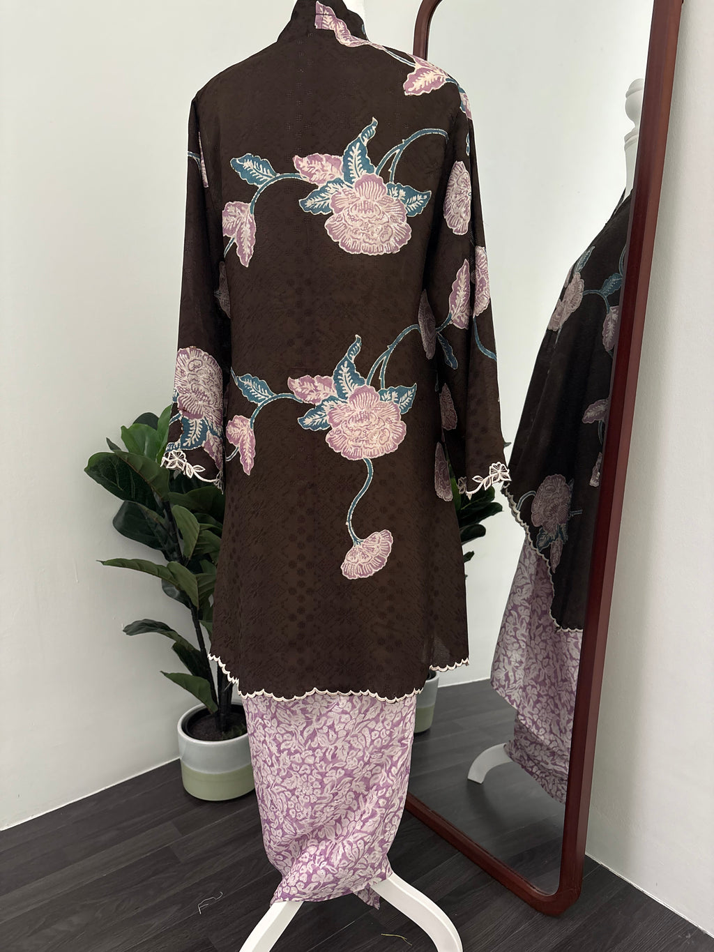 Kebaya Lea (Rich Brown Lilac)