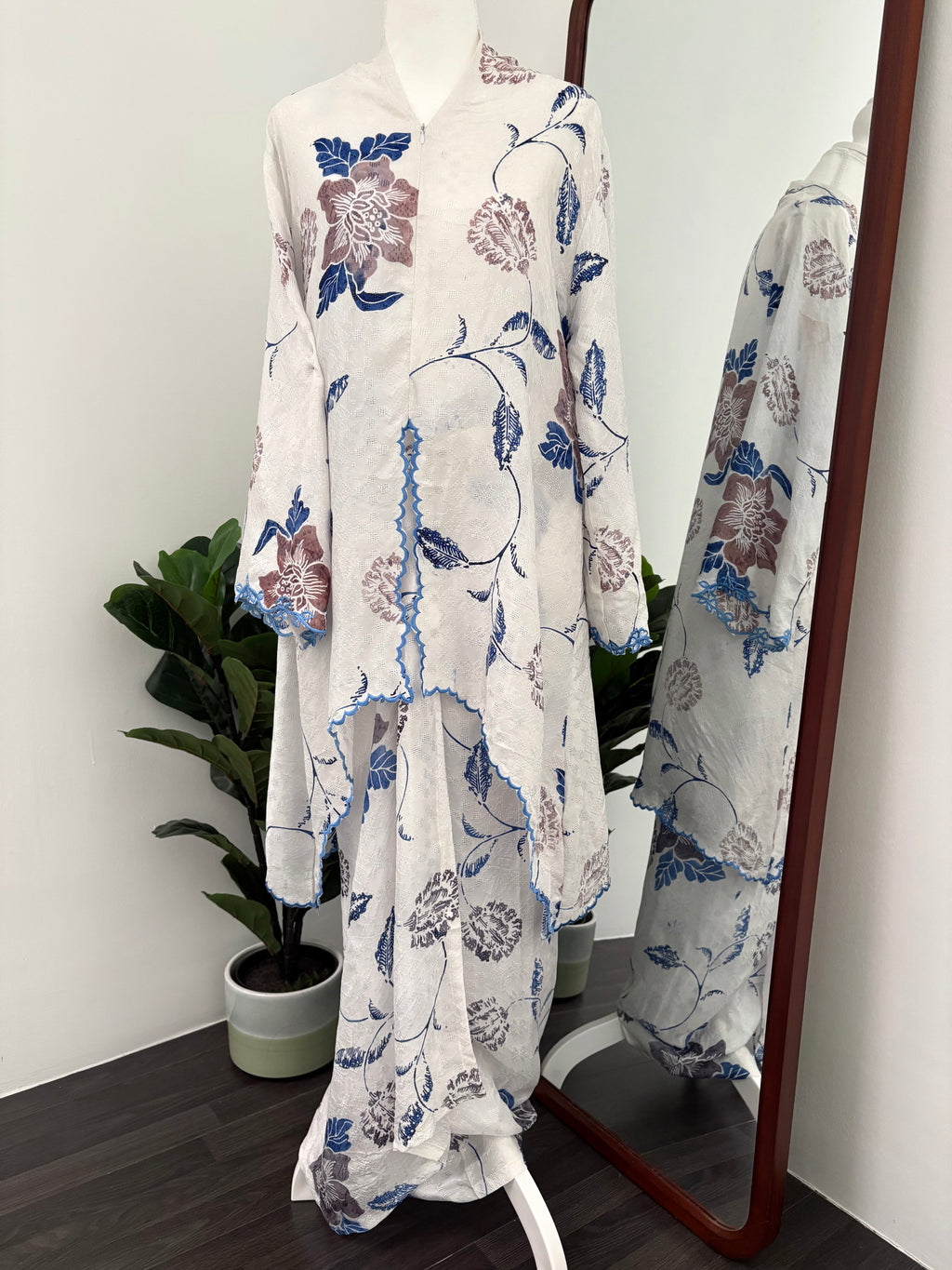 Kebaya Lea (White Blue)